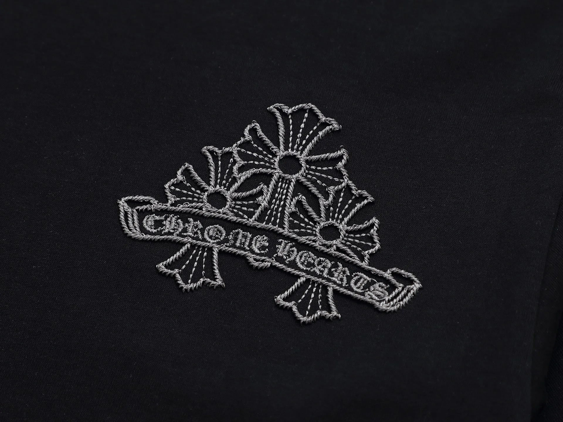 P160 280g exclusive version] Chro*e Hets Chro*e Hets 𝟐𝟎𝟐5 spring and summer washed hollow three-dimensional embroidery + three-dimensional stitching high-density embroidery round neck short sleeves 2025SS latest short sleeves adopt the inherited hollow three-dimensional embroidery + three-dimensional stitching embroidery is an embroidery form of high-density embroidery, hollow embroidery. The embroidered areas are highlighted to form three-dimensional embroidery. To make the embroidery pattern clear, novel and layered, hollow embroidery uses high temperature to separate the hot-melt adhesive film from the cut pieces to obtain the finished embroidery product. After embroidery, high-temperature washing is performed to dissolve the padded foam glue to form a hollow center, showing a soft three-dimensional feel. The hand feels very soft and light!  Three-dimensional needle-stitching high-density embroidery, the stitching has a strong sense of line and three-dimensionality, the stitching is vivid and lively, and the coverage is also good. Three-dimensional needle-stitching embroidery technology is a brand-new embroidery technology that combines traditional embroidery technology with modern color concepts to create amazing artistic effects. This technology can instantly dye a white thread to create a natural color transition, giving your work a colorful effect. Whether it is flowers, animals or abstract patterns, three-dimensional needle embroidery technology can make them lifelike, as if giving them vitality. In this era of pursuing personalization and uniqueness, three-dimensional needle embroidery technology makes embroidery more personalized and charming, making you the center of attention whether in formal occasions or daily wear. In addition, three-dimensional needle embroidery technology is also durable and waterproof, so you don’t have to worry about it fading or being damaged. In short, it is an innovative craft that perfectly combines art and fashion, making the work more beautiful, unique and precious. If you want to make yourself more personalized and charming, try this round neck short sleeve!  Washed hollow three-dimensional embroidery ➕ Three-dimensional needle-stitched high-density embroidery. The double embroidery process makes the whole dress show its exquisite craftsmanship. The retro and classic are vividly displayed on this dress! The front and back patterns of the clothes are all made of washed three-dimensional embroidery, showing a low-key and luxurious fashion sense from any angle. It is an outstanding and eye-catching classic style that stands out among many spring and summer new styles! The front and back patterns are completely combined, rich in layering, full of three-dimensionality, very soft to the touch, fashionable and classic. This short-sleeved shirt is both low-key and has a rock style that is unique to Crowe. It is avant-garde and retro. The two styles are displayed on the same piece of clothing, colliding with unique creative sparks. It can be said to be avant-garde, full of personality, fashionable and versatile, and the same style for male and female couples! An excellent hit! Creative design, double embroidery, excellent craftsmanship, exquisite details and first-class feel! An excellent hit! It is made of 280 grams of double yarn and double ply dust-free imported pure cotton fabric. It has been washed and high-temperature shaped and pre-shrunk. The fabric is comfortable and breathable. It will not shrink after repeated washing. The fabric has a high-end and exquisite texture and a first-class feel! High-density embroidery has good firmness and is not easy to fall off! The detail processing is 100% perfect. It looks great no matter how you match it with various styles. High weight and high quality. Exclusive version. Non-market ordinary version. Enlarge real shot details. Instant sale of all versions. Compare at will. Quality is absolutely guaranteed. A must-have for fashionistas. Control it at will. Definitely one for everyone. A must-have for men and women couples! The most 🆕first release, the exclusive first release, the same style for men and women, classic, simple and versatile, and the quality is unquestionable!  Chrome Hearts is a famous Hollywood luxury brand founded by Richard Stark in 1988 with unique design style! The design style combines rock punk, street hip-hop and other low-key luxury styles. It adheres to pure handcrafting and exquisite design, so its value as a work of art has far exceeded the meaning of jewelry.  Color: Black White Size: S M L XL